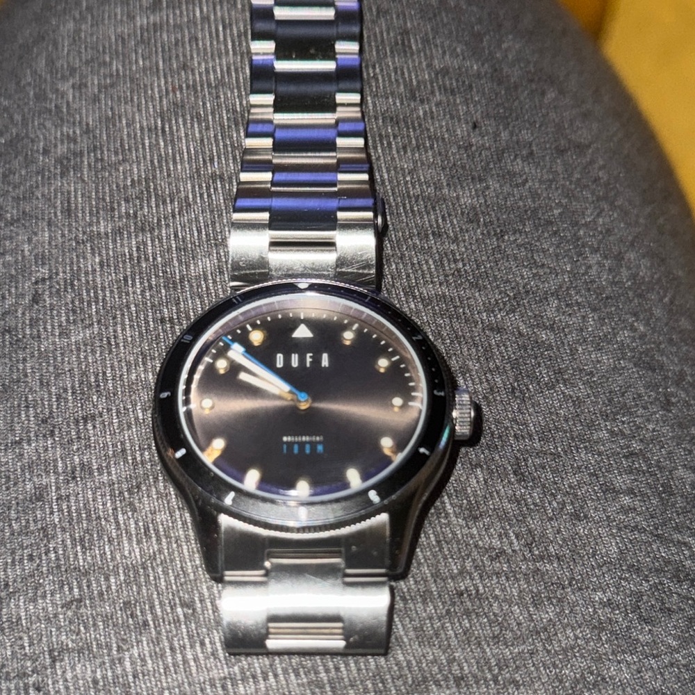 Elegant Black and Silver men’s wrist watch with Metal Bracelet